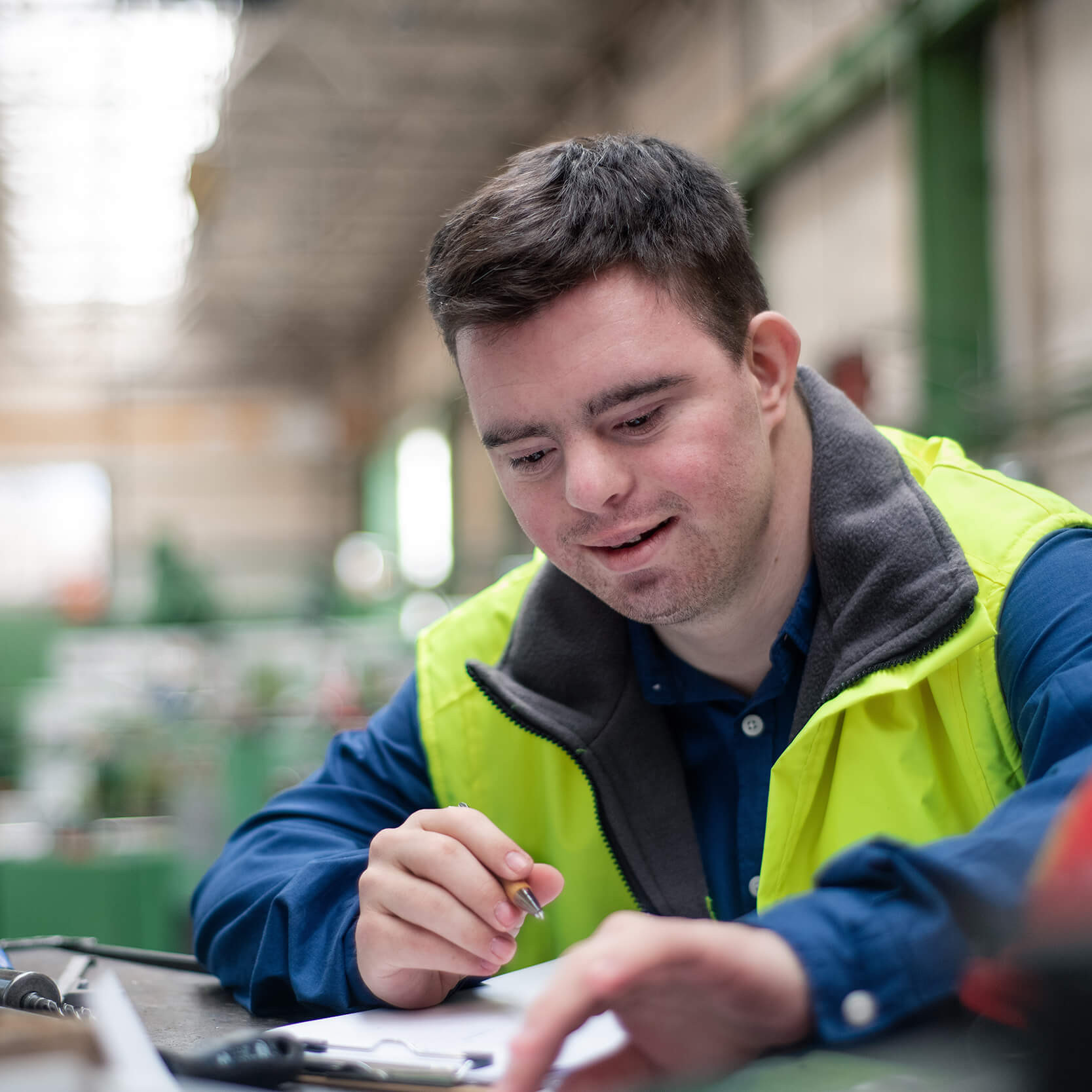 Ein Mann am Arbeitsplatz.