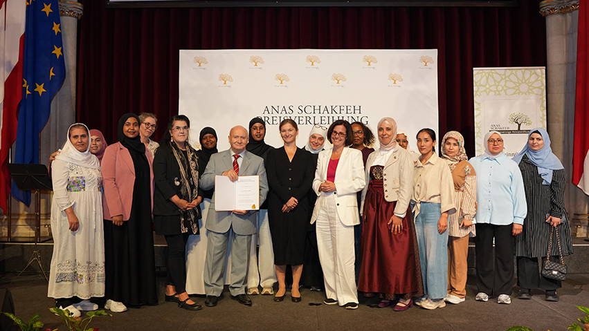 Gruppenfoto vom Anas Schakfeh Preis an die Direktorin der Diakonie - Maria Katharina Moser