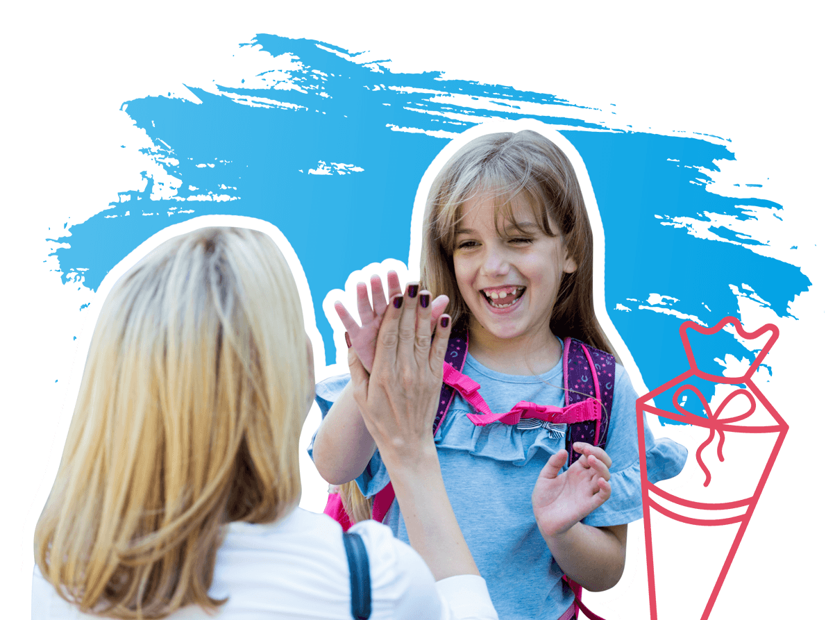 Eine Mutter befindet sich auf Augenhöhe mit ihrer Tochter. Beide klatschen sich in die Hände und lächeln einander an.