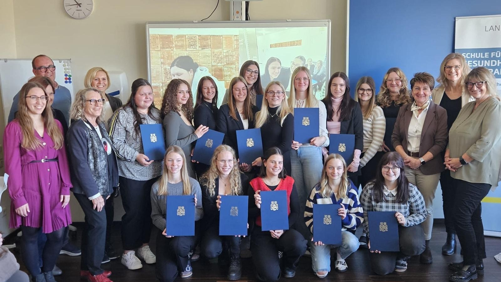 Die Schüler:innen der HLPS Villach bei der Zeugnisverleihung