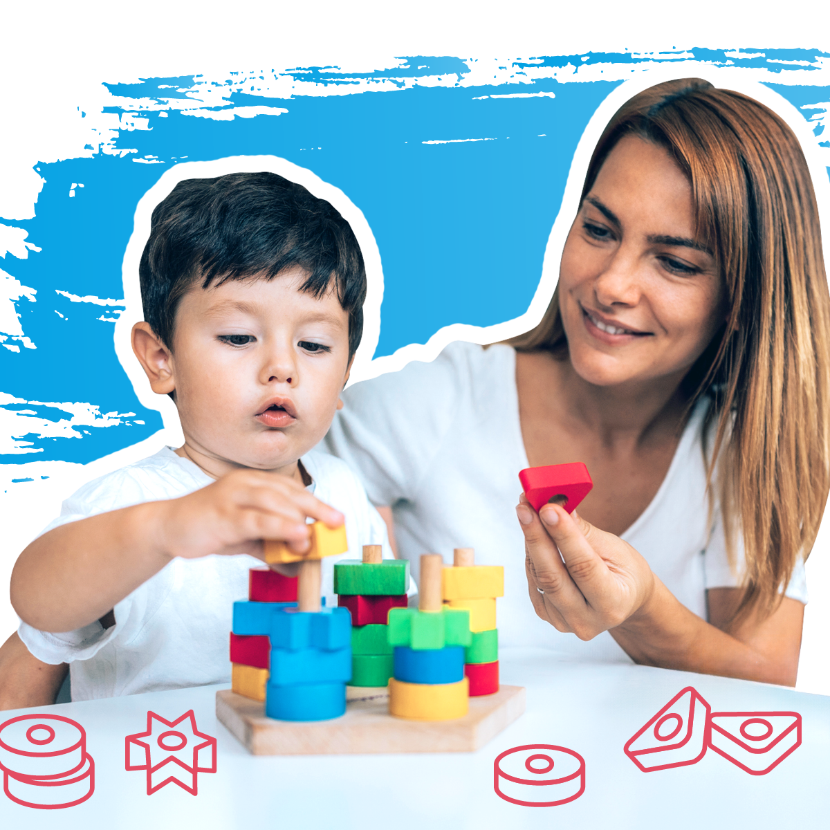 Ein junges Kind und seine Mutter spielen mit Bauklötzen