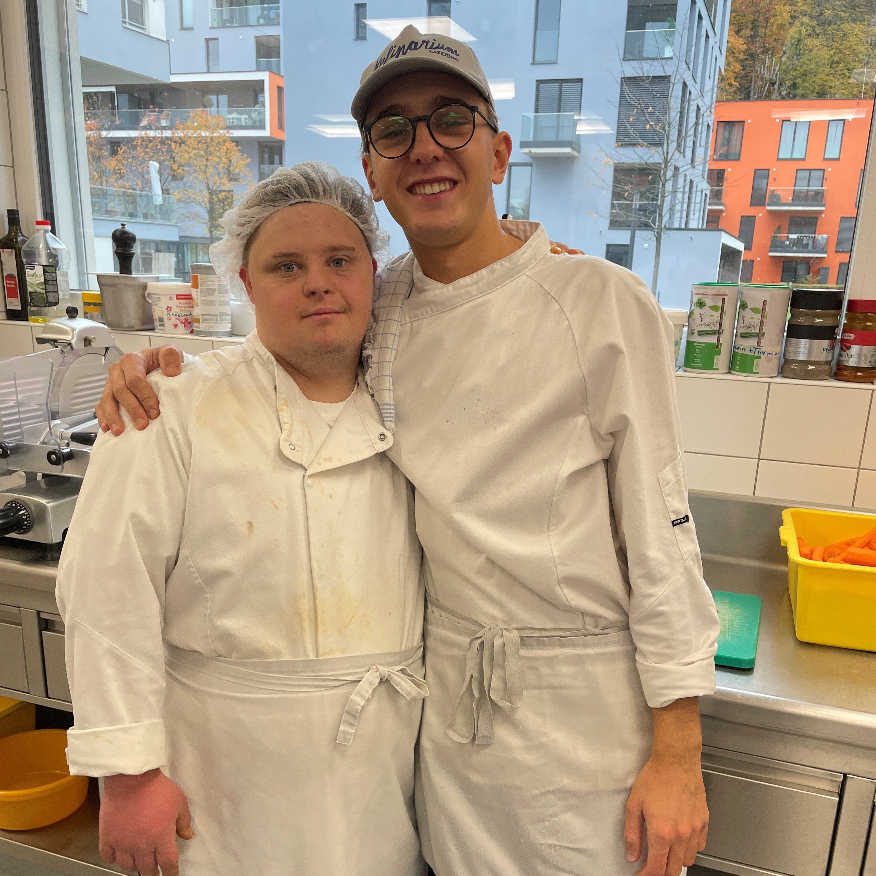 Zivildiener Luca mit einem begleiteten Mitarbeiter im Kulinarium Salzburg
