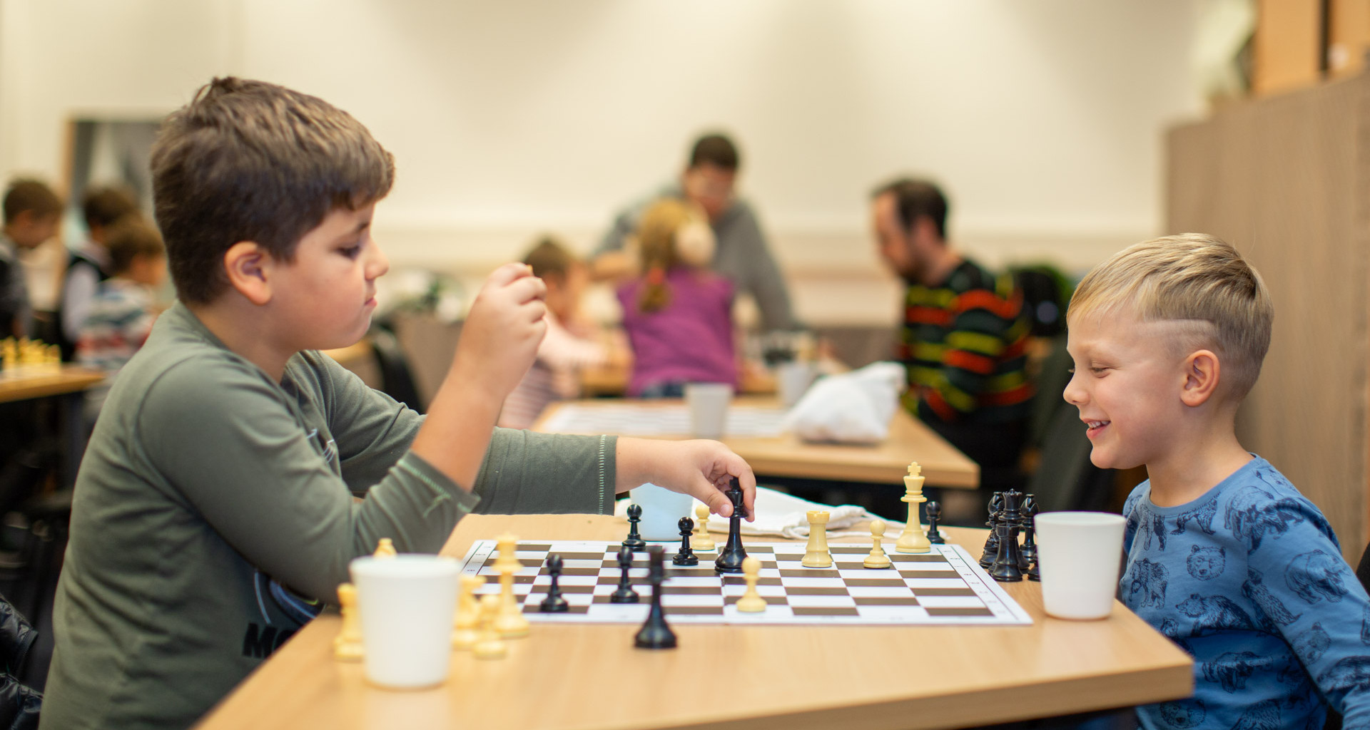 Kinder beim Schachspielen im Beratungszentrum Ukraine