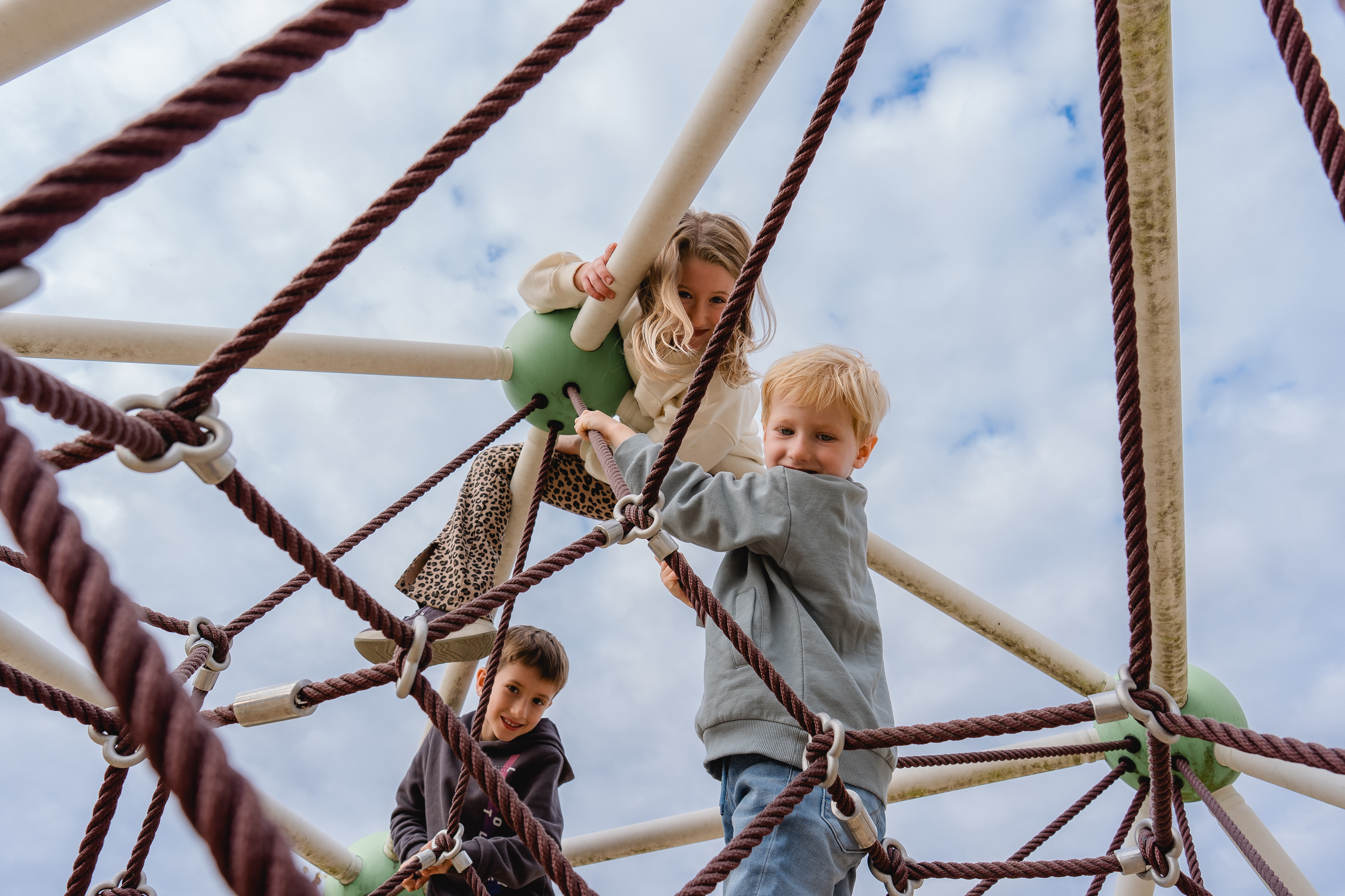 drei Kinder am Spielplatz