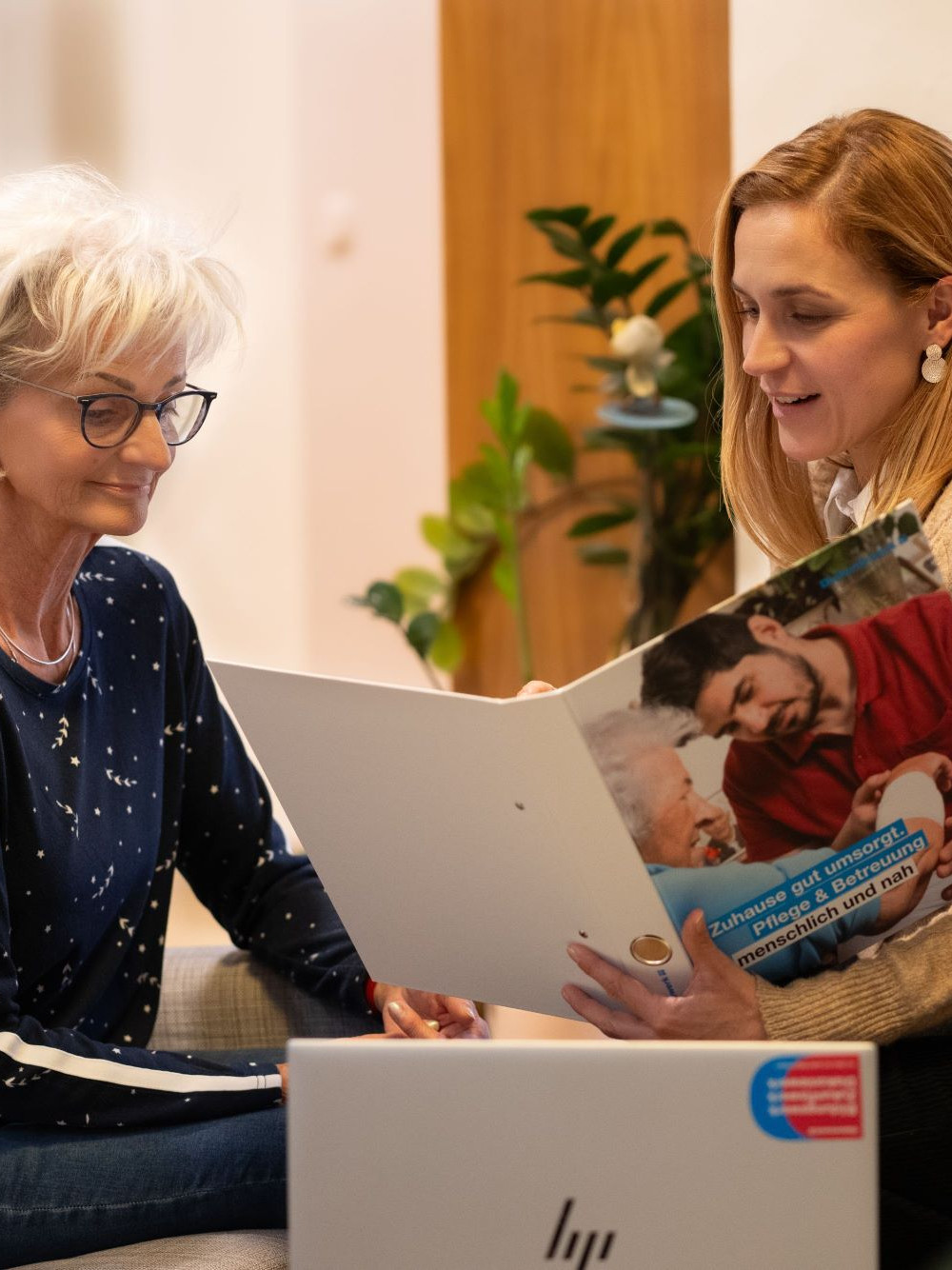 Diakonie.mobil Leibnitz Beratungssituation - Frau berät ältere Dame