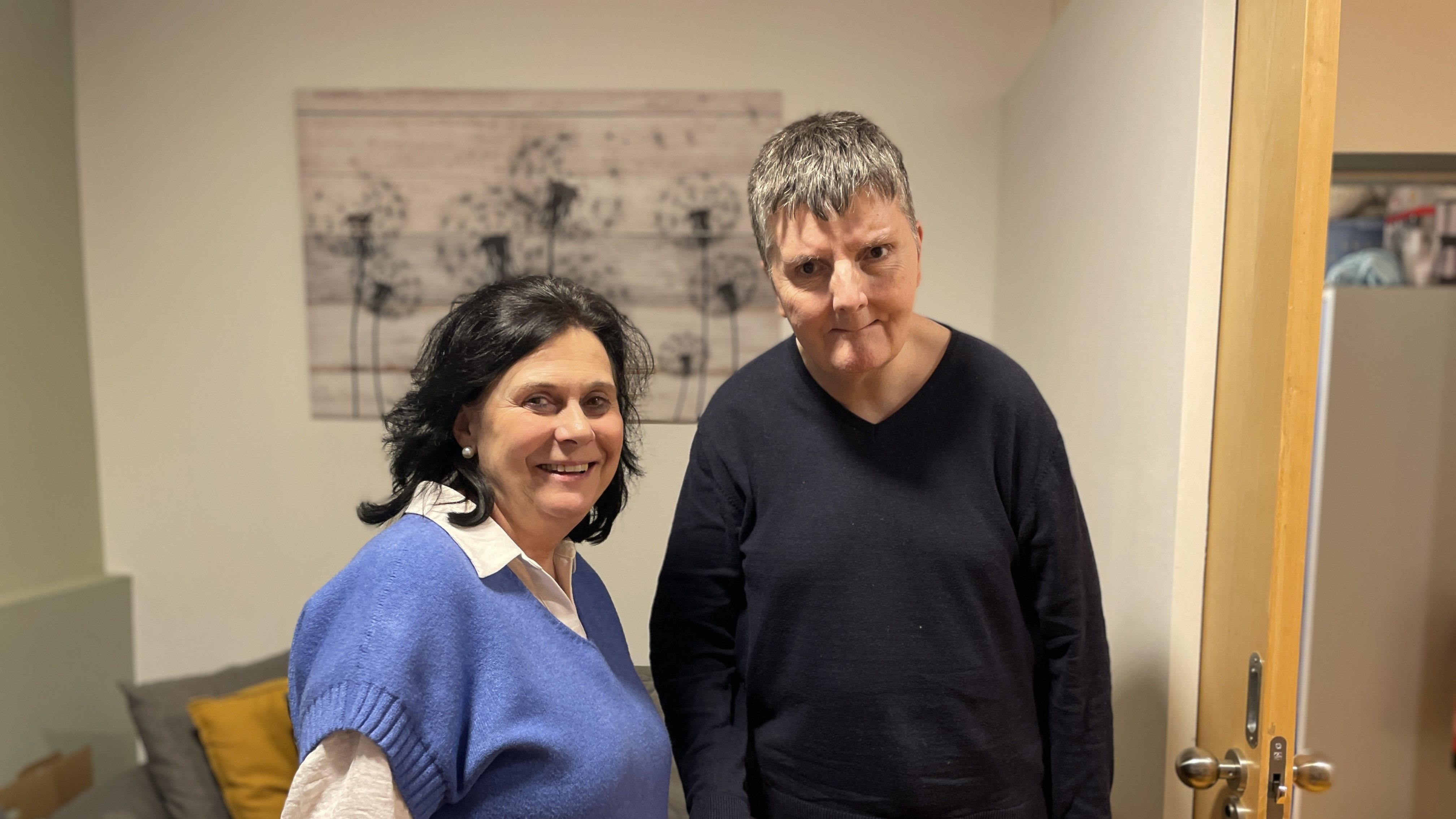 Ein Bewohner und eine Mitarbeiterin der Leopold-Pfest-Straße