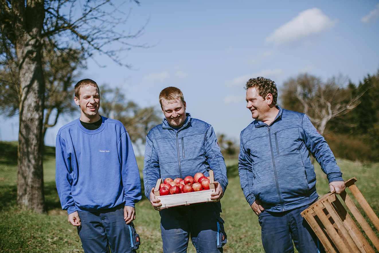 Menschen mit Behinderungen arbeiten bei "Garten und Landschaft" mit und in der freien Natur.