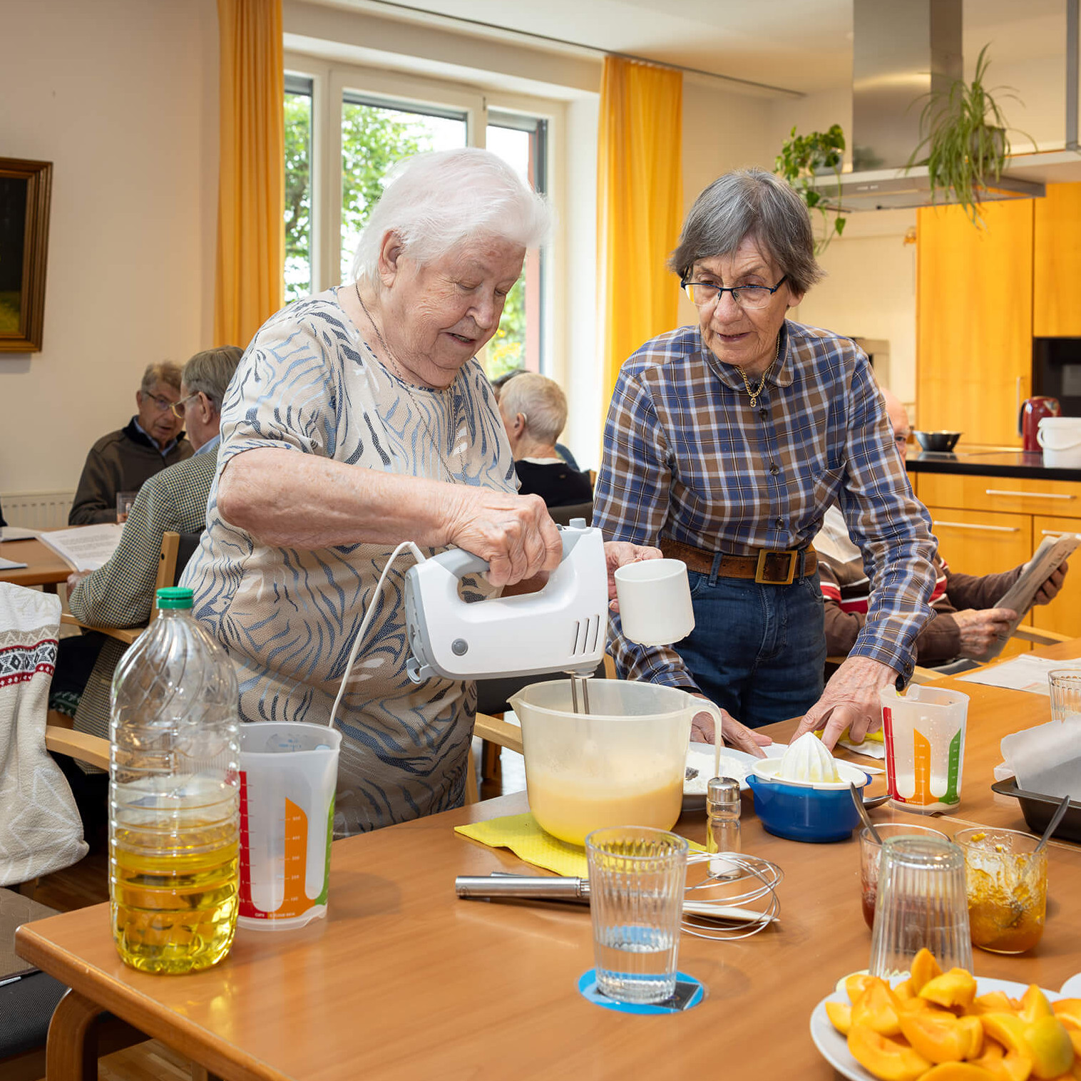 Zwei Frauen backen einen Kuchen.