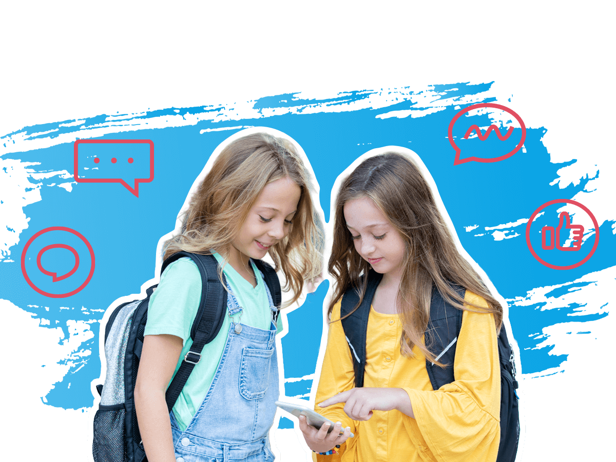 Zwei Mädchen schauen gemeinsam auf ein Handy, eines tippt gerade eine Nachricht ein.