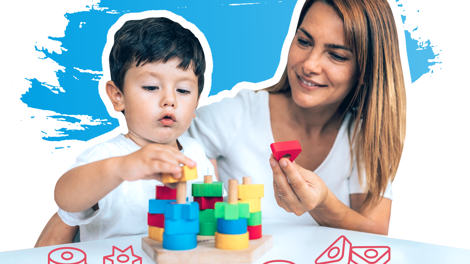 Ein junges Kind und seine Mutter spielen mit Bauklötzen