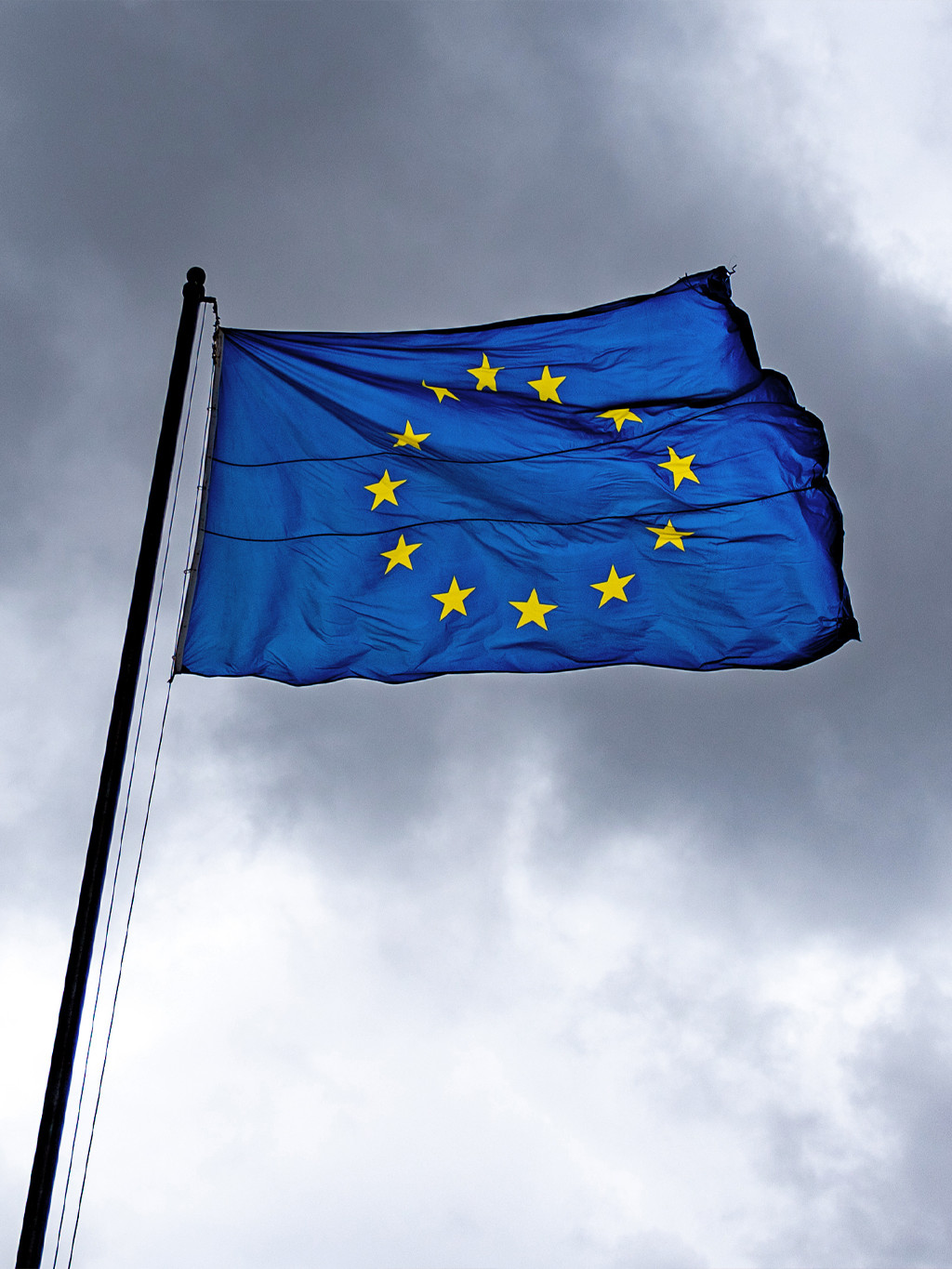 Europafahne vor düsterem Himmel