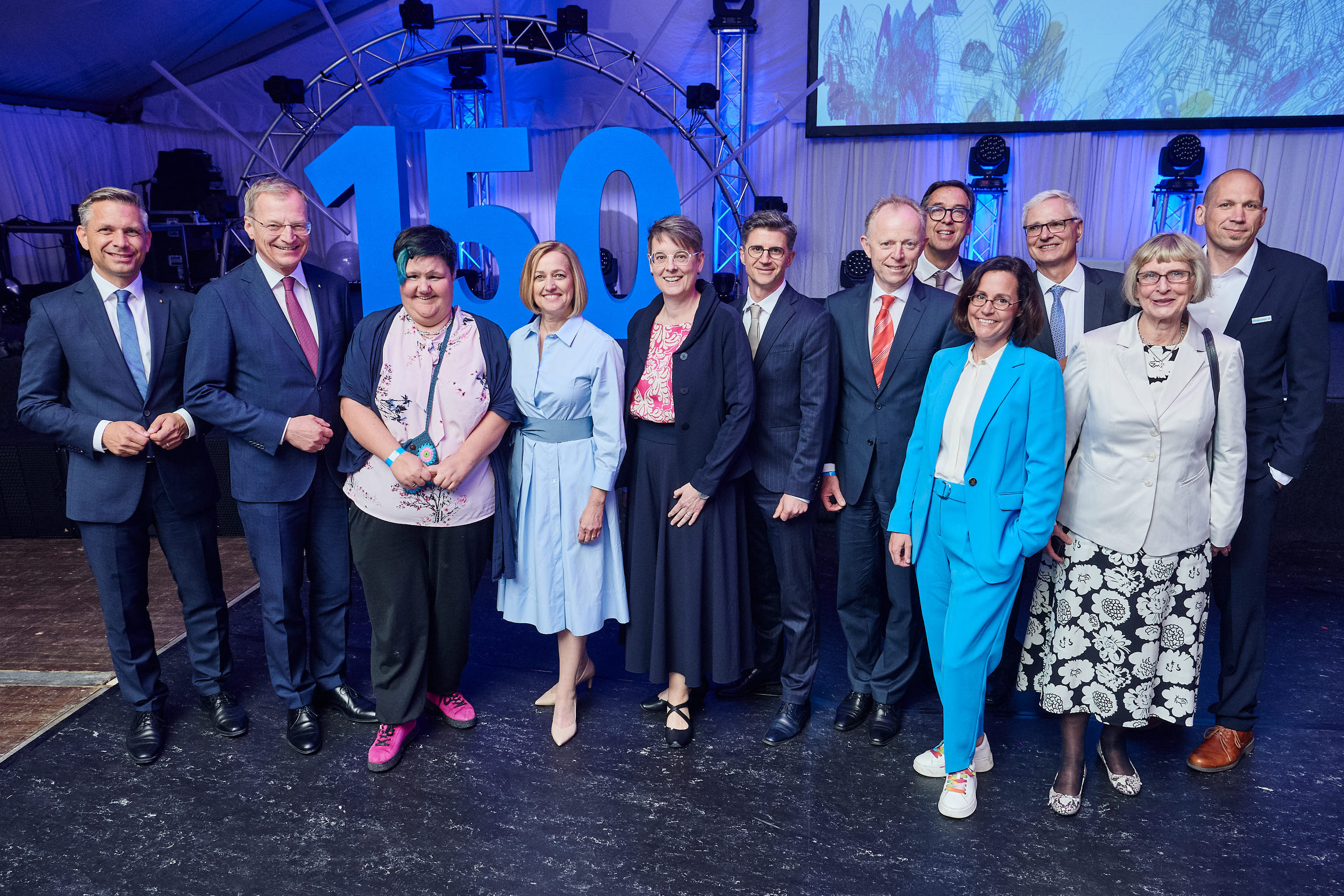Foto: v.l.n.r.: Landesrat Dr. Wolfgang Hattmannsdorfer, Landeshauptmann Mag. Thomas Stelzer, Martina Luger (Interessensvertreterin für Menschen mit Behinderungen), Dr.in Daniela Palk (Vorständin), Mag.a Dorothea Dorfbauer, Stefan Marchewa, MMag. Michael König (Mitglieder der Geschäftsleitung), Dr. Robert Schütz (Vorstand), Dr.in Maria Katharina Moser (Direktorin der Diakonie), Dr. Rainer Wettreck (Vorstand), Mag Sr.  Terttu Pohjolainen (Kaiserswerther Generalkonferenz/Finnland), Mag. Thomas Fux (Präsident der Diakonie)
