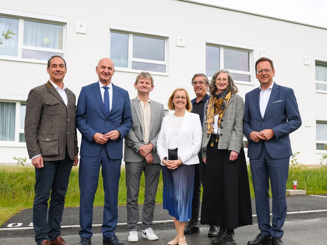 v.l.n.r.: Gruppenbild: Bürgermeister Erwin Stürzlinger, Sozial-Landesrat Christian Dörfel, Regionalleiter Behindertenarbeit Diakoniewerk Markus Mayer, Diakoniewerks-Vorständin Daniela Palk, Architekt Willibald Ableidinger, Einrichtungsleitung Pamela Lahninger-Weiß, Vorstandsvorsitzender HYPO OÖ Klaus