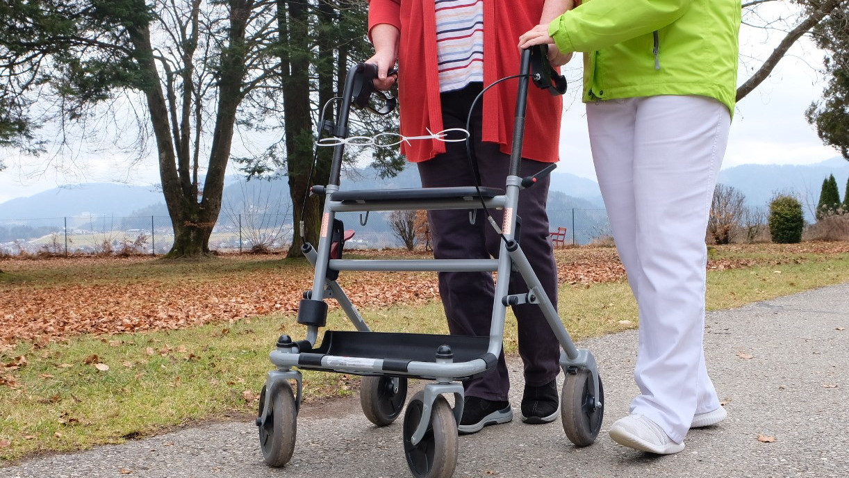 Rollator, ältere Person, Pfleger:in
