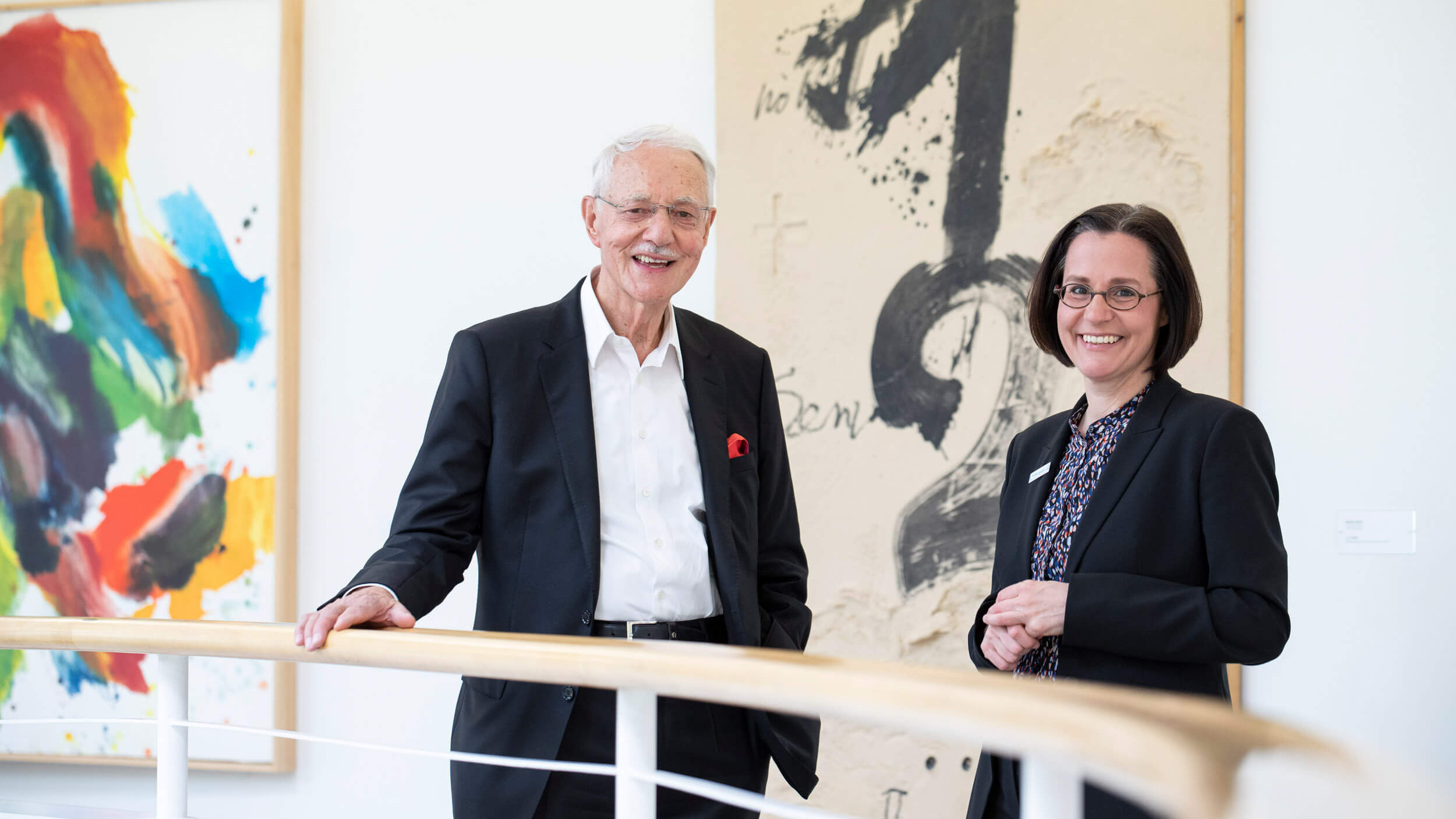 Karlheinz Essl und Maria Katharina Moser vor Gemälden.