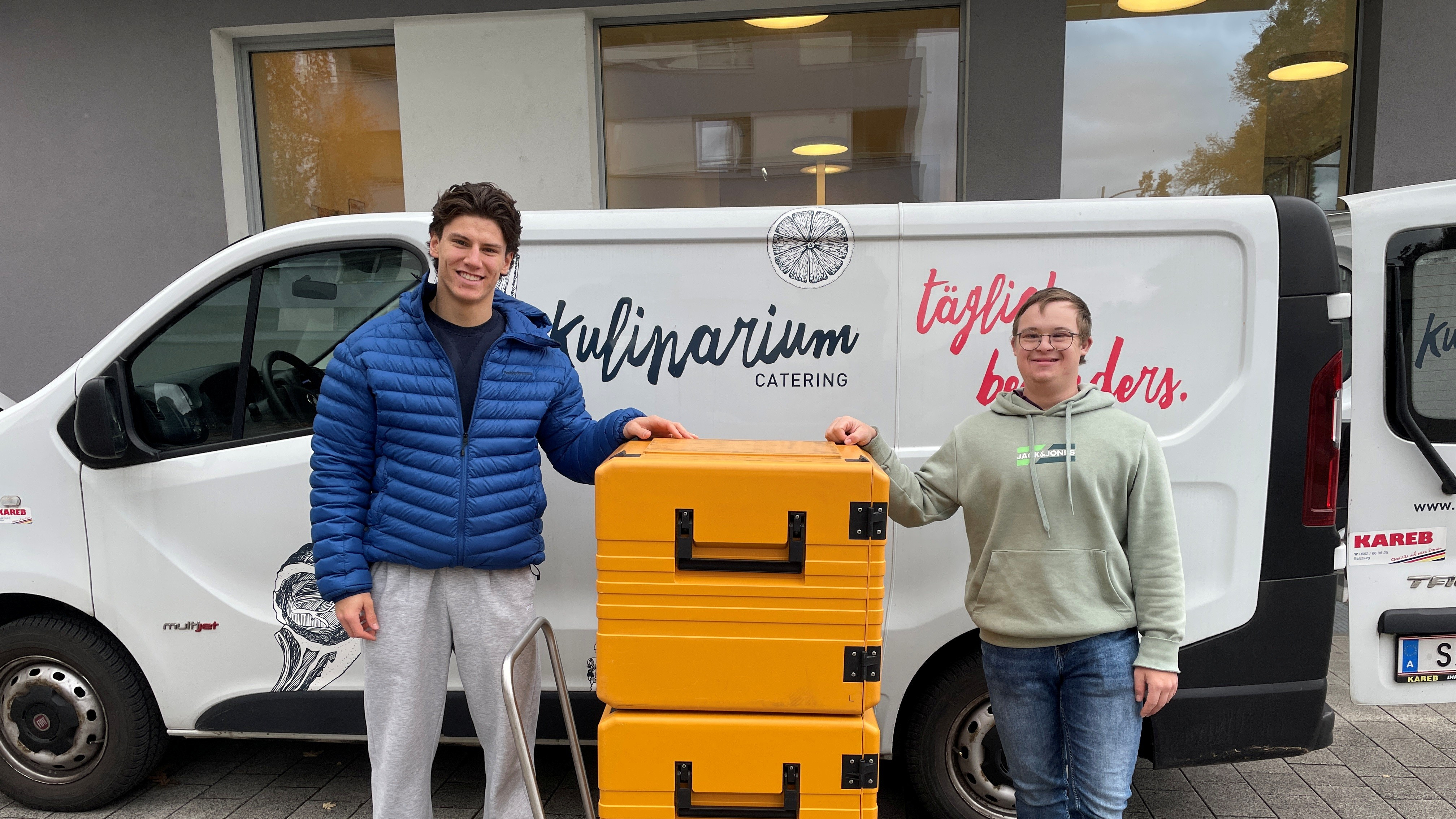 Zivildiener Bastian mit einem begleiteten Mitarbeiter vor dem Bus des Kulinarium Salzburg