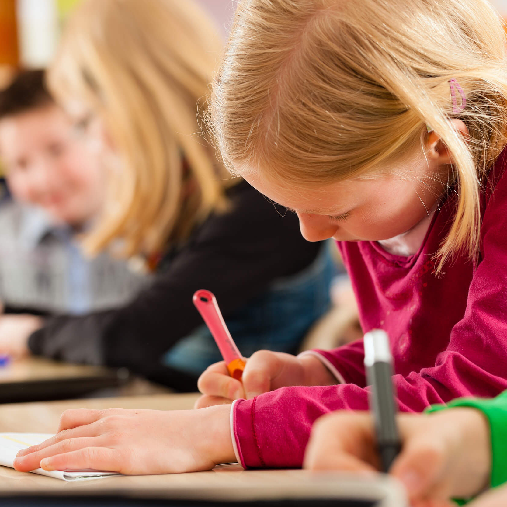 Kinder machen Hausaufgabe