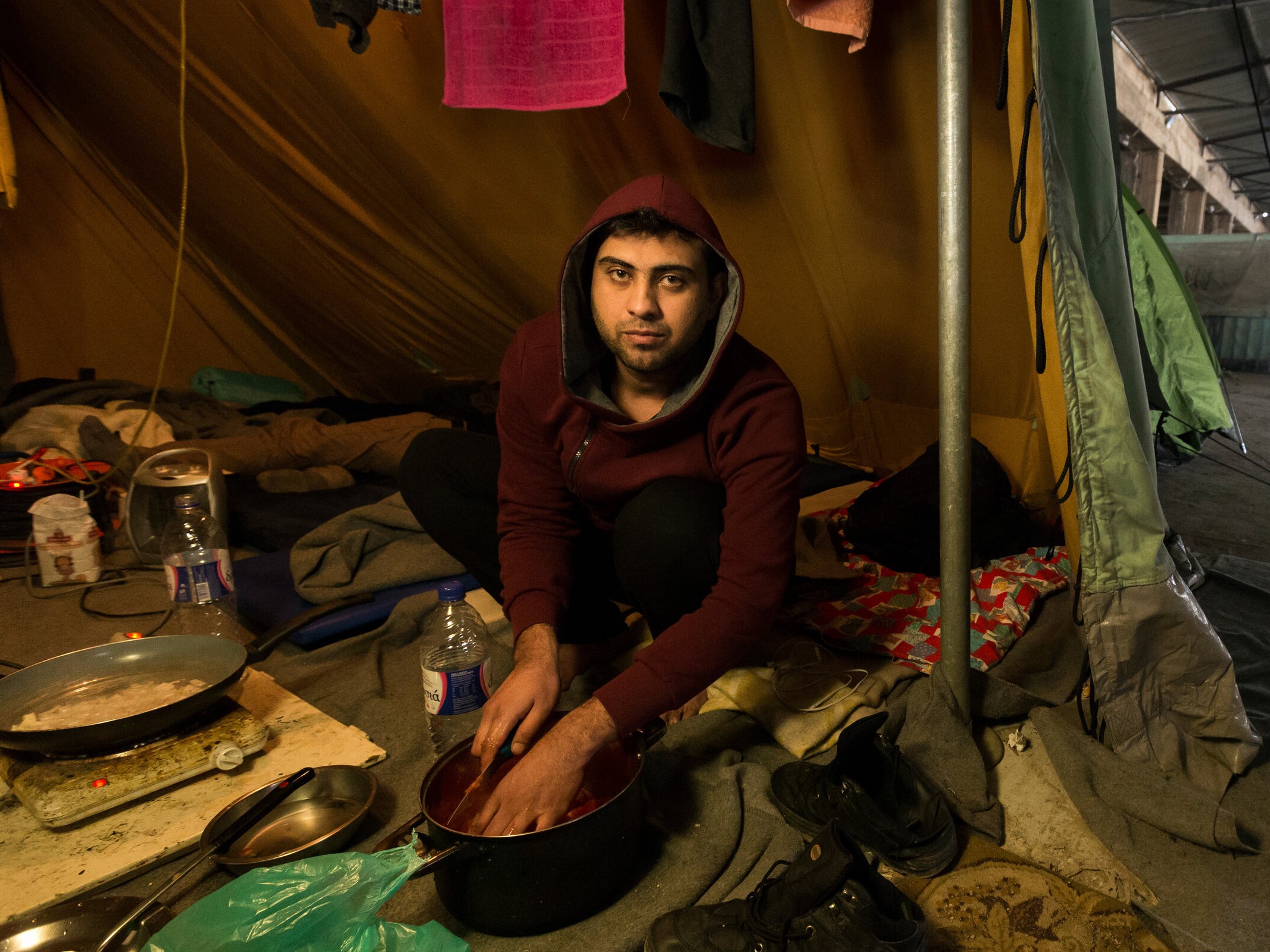 Das staatliche Flüchtlingscamp Softex liegt im Industriegebiet von Thessaloniki und steht unter der Aufsicht des griechischen Militärs. Auf dem ehemaligen Fabrikgelände und einer Lagerhalle eines Sanitärherstellers waren bis zu 2000 Flüchtlinge untergebracht. Heute leben hier noch ca. 300 Flüchtlinge. Foto: Abdullah (21 Jahre) aus dem Irak.