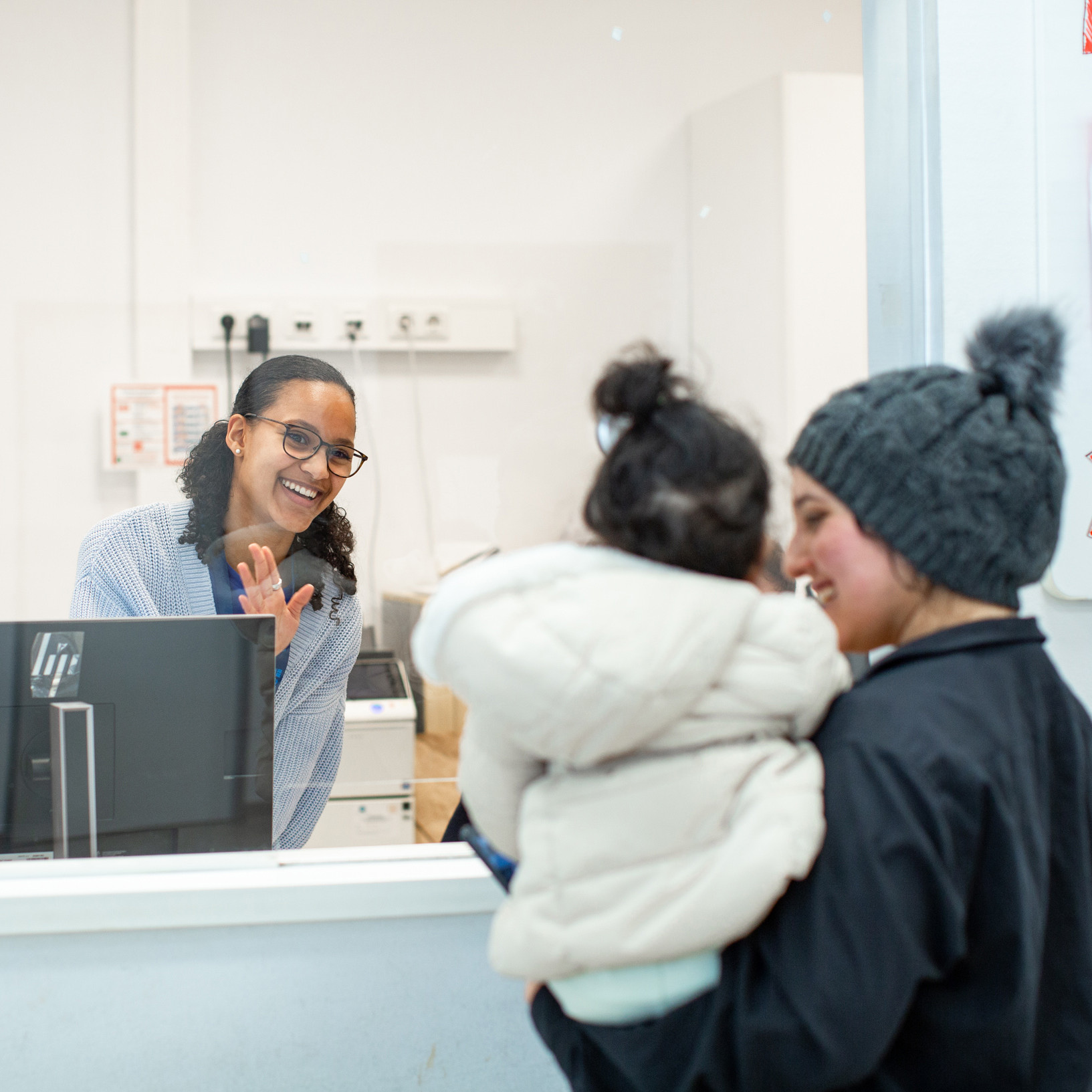 Eine Frau und ein Kind bei der AmberMed-Rezeption