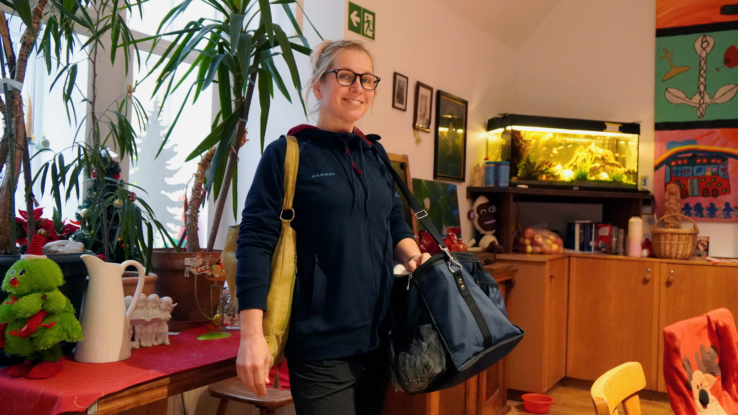 Dr. Monika Stark mit Arzttasche im 's Häferl, einem Gathaus für wohnungslose und armutsbetroffene Menschen der Diakonie in Wien.