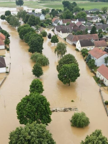 Eine Luftaufnahme eines überfluteten Orts in Niederösterreich.