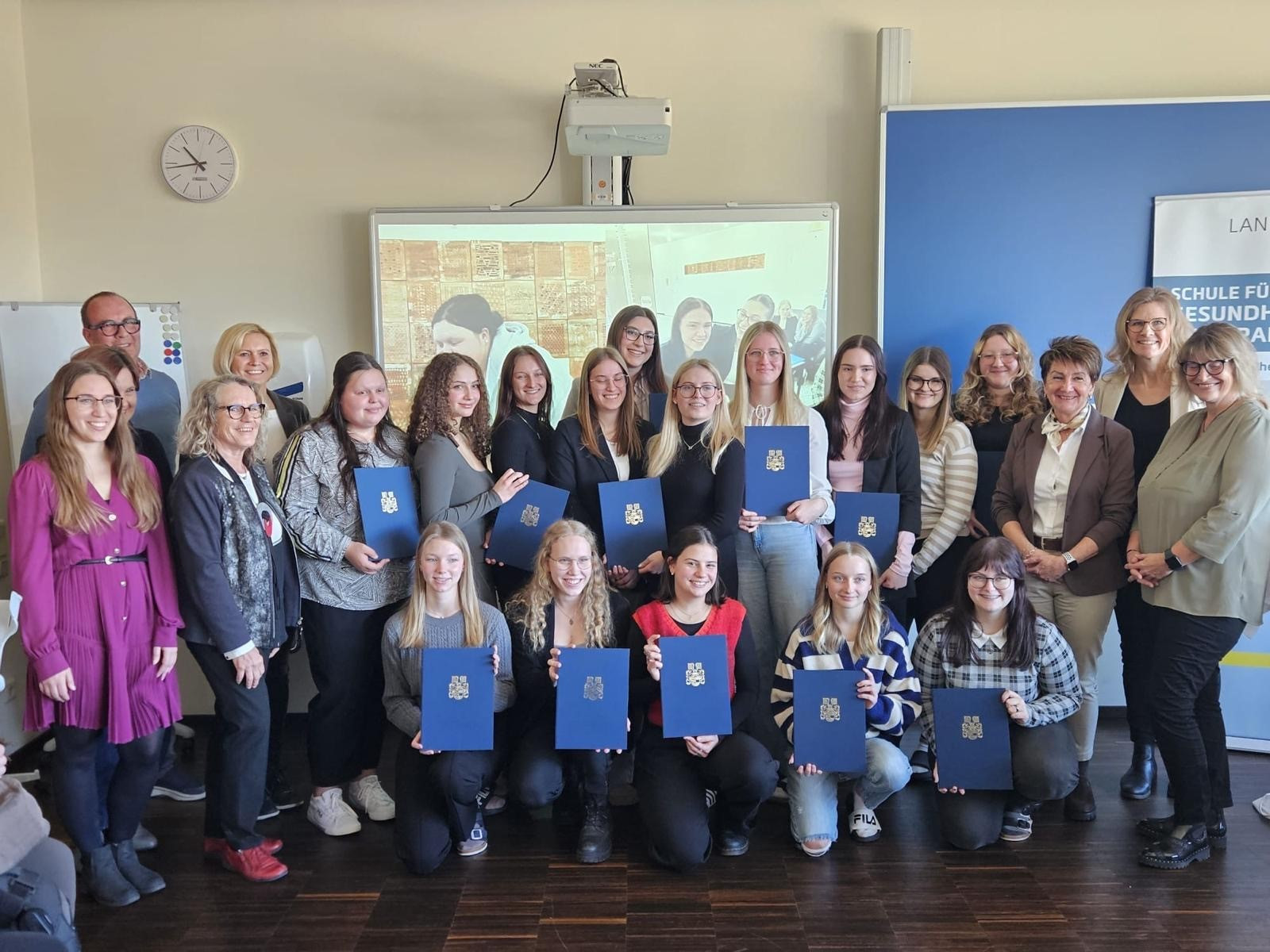 Die Schüler:innen der HLPS Villach bei der Zeugnisverleihung