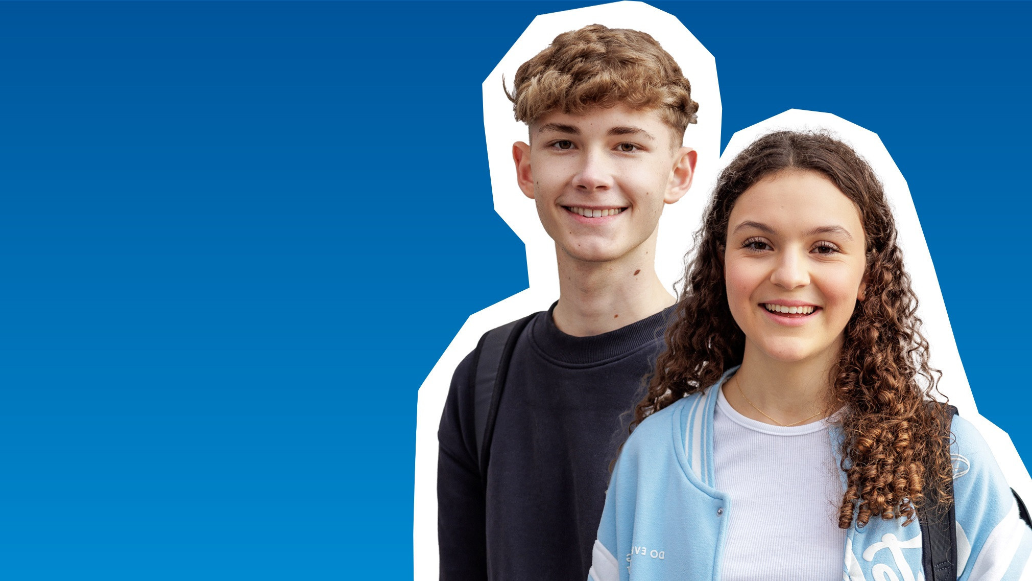 2 junge Menschen (freigestellt und vor einem blauen Hintergrund)